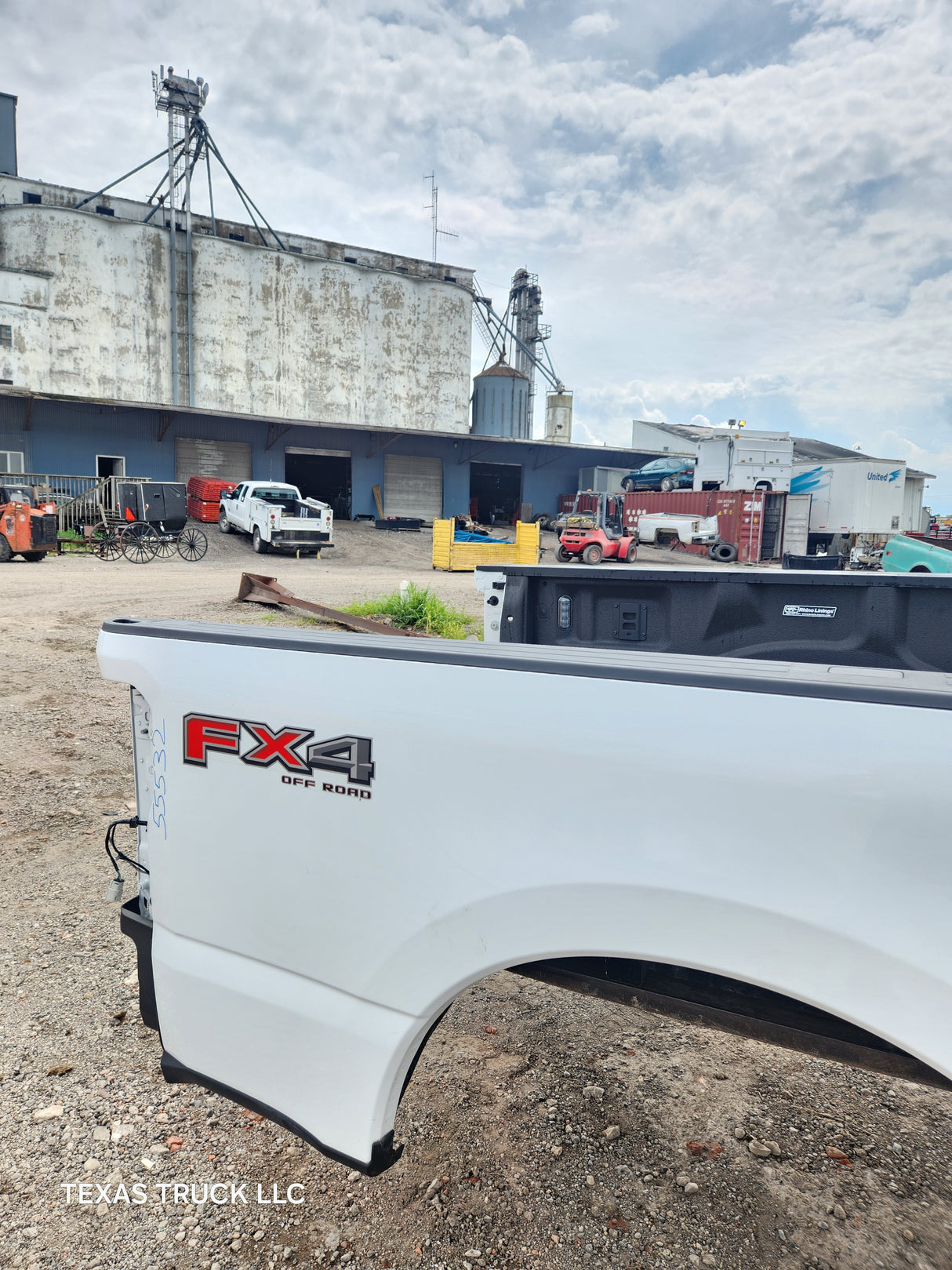 2023-2025 Ford Super Duty 8' Long Truck Bed F250 F350 Oxford White Bed Liner Factory Gooseneck Holes