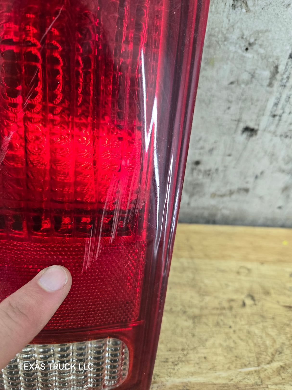 1999-2007 Ford Super Duty F250 F350 F450 F550 LH Driver Side Tail Light