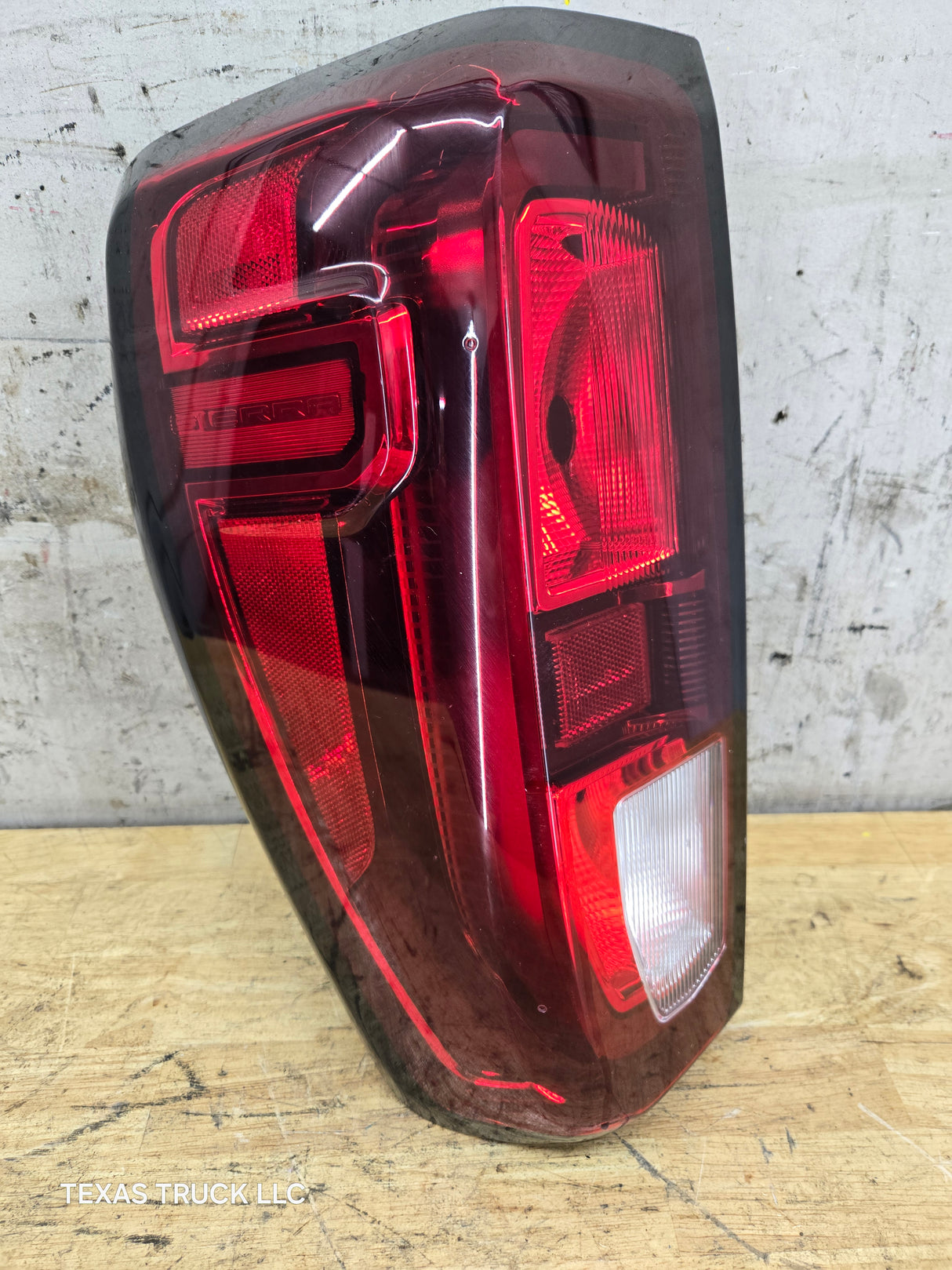 2019-2024 GMC Sierra 1500 2500 3500 HD LH Driver Side Tail Light 85727853