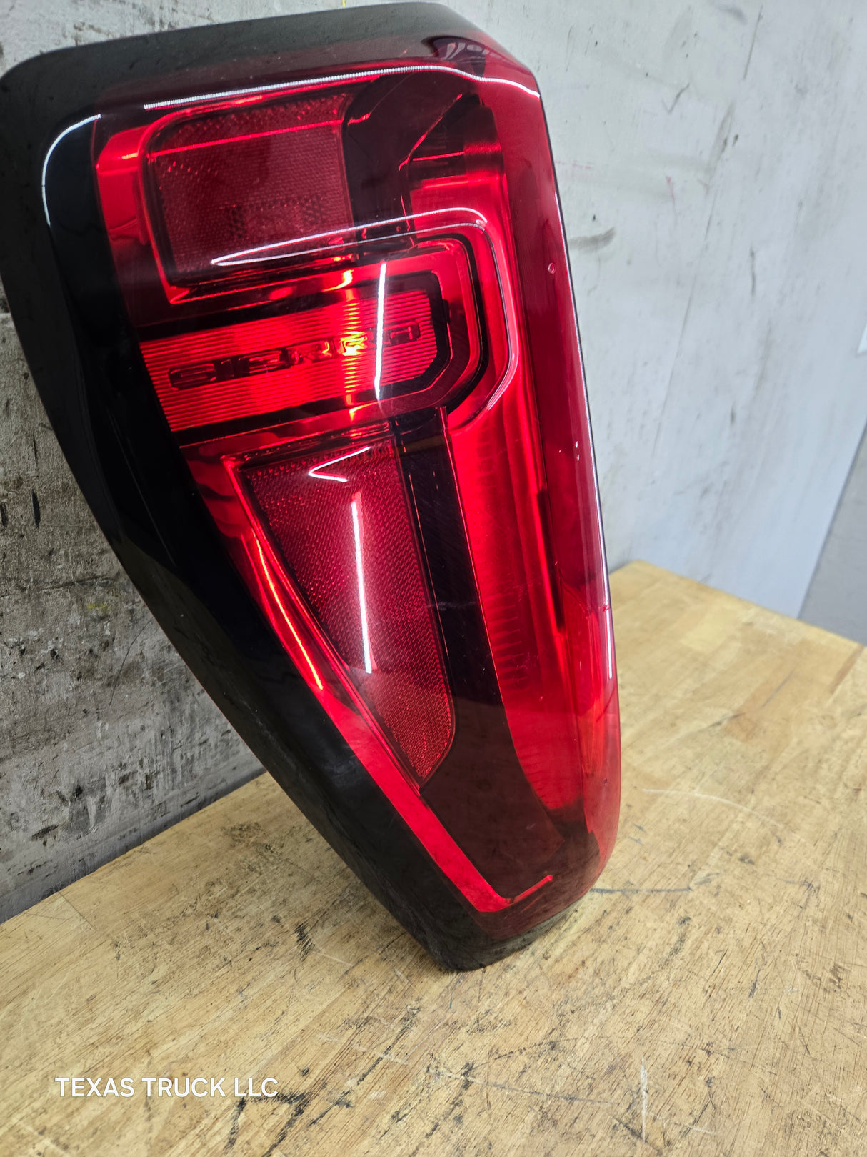 2019-2024 GMC Sierra 1500 2500 3500 HD LH Driver Side Tail Light 85727853