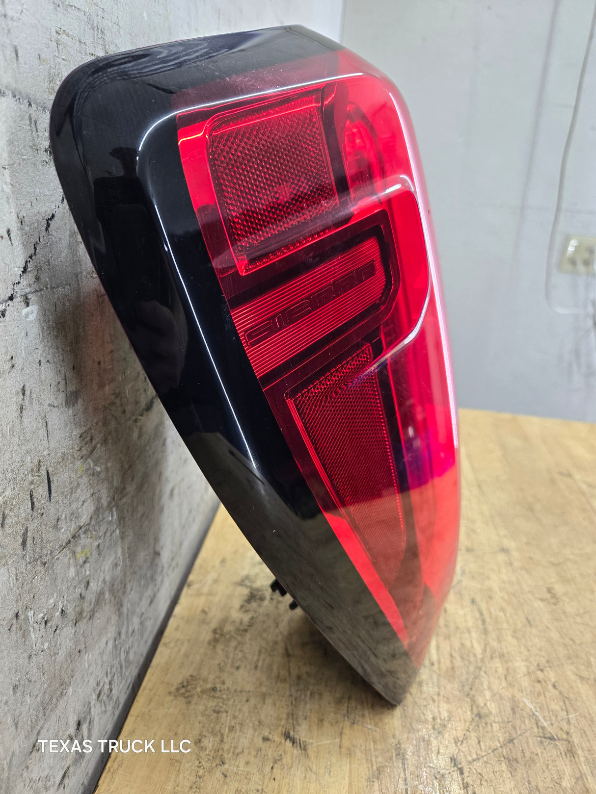 2019-2024 GMC Sierra 1500 2500 3500 HD LH Driver Side Tail Light 85727853