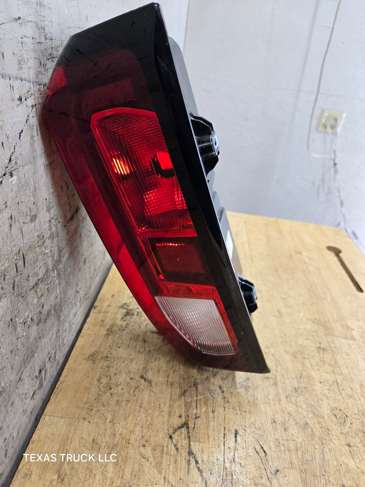 2019-2024 GMC Sierra 1500 2500 3500 HD LH Driver Side Tail Light 85727853