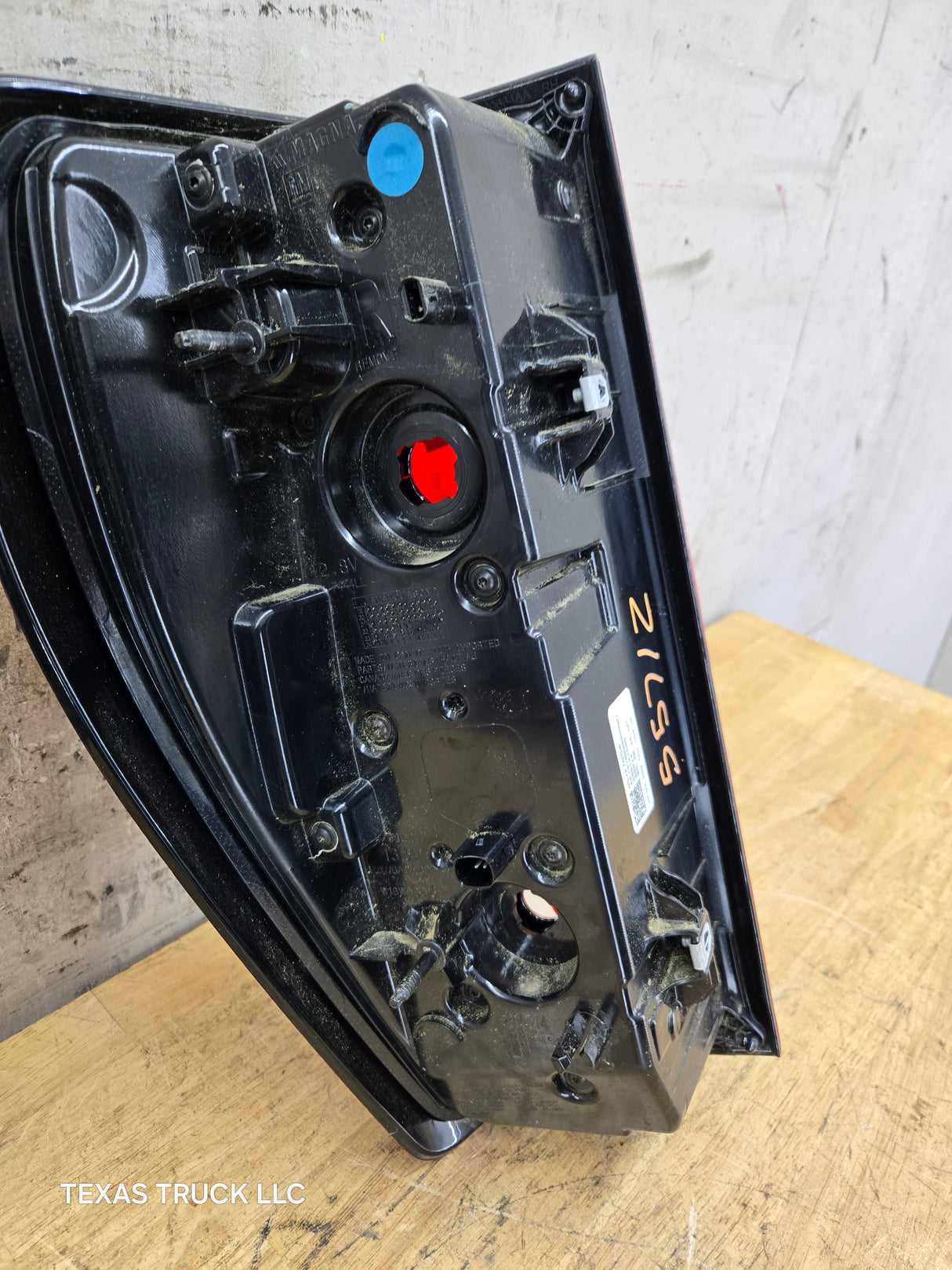 2019-2024 GMC Sierra 1500 2500 3500 HD RH Passenger Side Tail Light 85727854