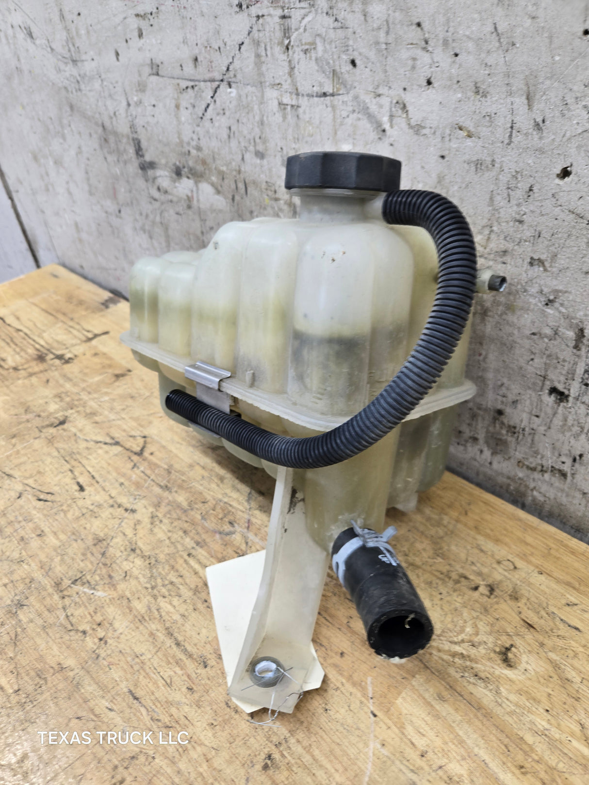 1999-2006 Chevrolet Silverado GMC Sierra 1500 Engine Coolant Overflow Reservoir Recovery Tank Degas Bottle 15808715