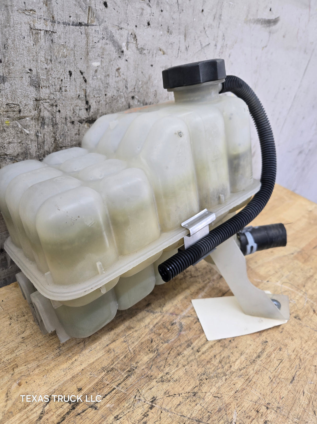 1999-2006 Chevrolet Silverado GMC Sierra 1500 Engine Coolant Overflow Reservoir Recovery Tank Degas Bottle 15808715