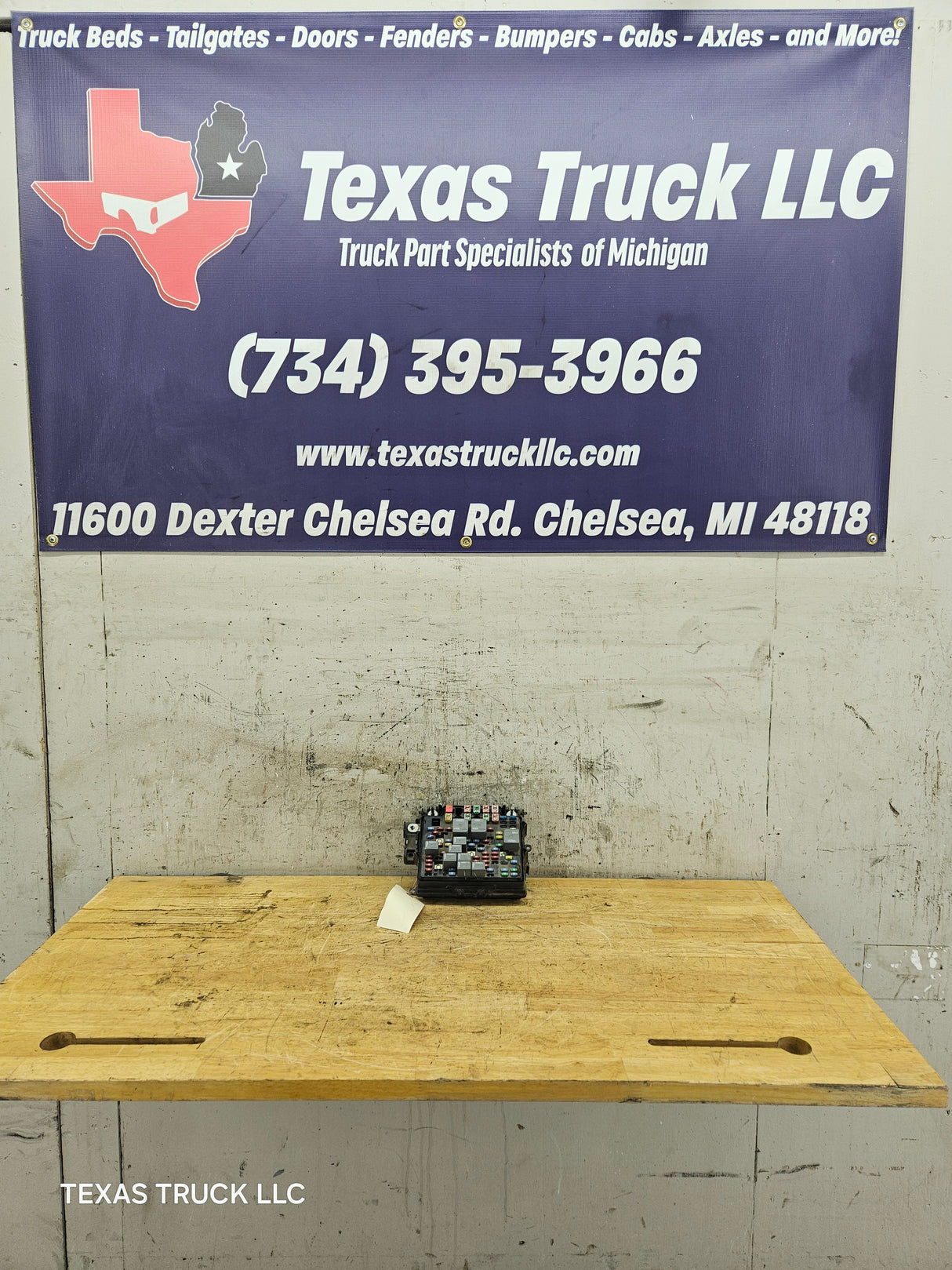 2003-2006 Chevrolet Silverado / GMC Sierra 1500 Engine Bay Fuse Box