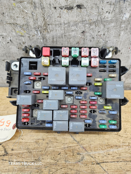 2003-2006 Chevrolet Silverado / GMC Sierra 1500 Engine Bay Fuse Box