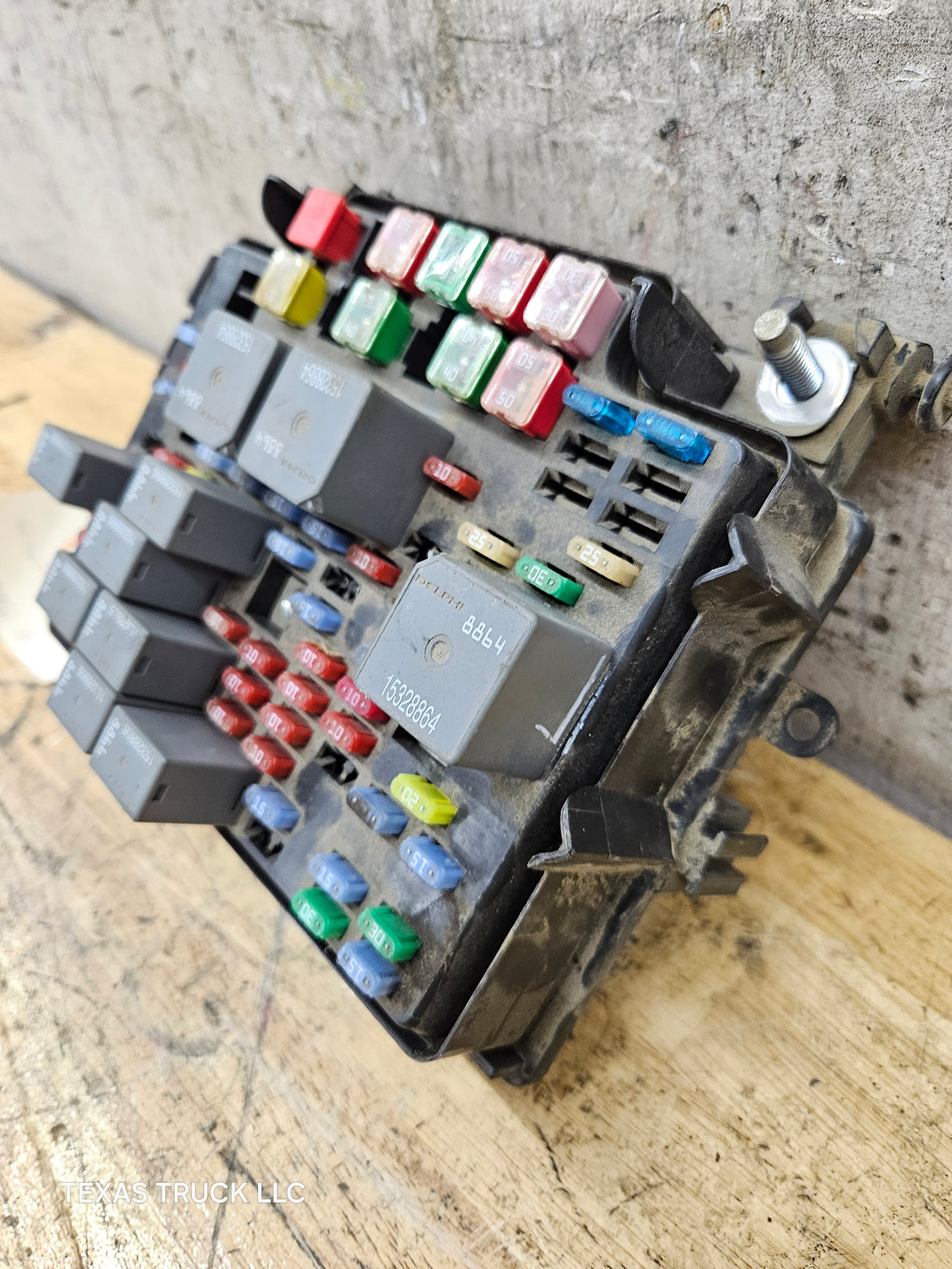 2003-2006 Chevrolet Silverado / GMC Sierra 1500 Engine Bay Fuse Box