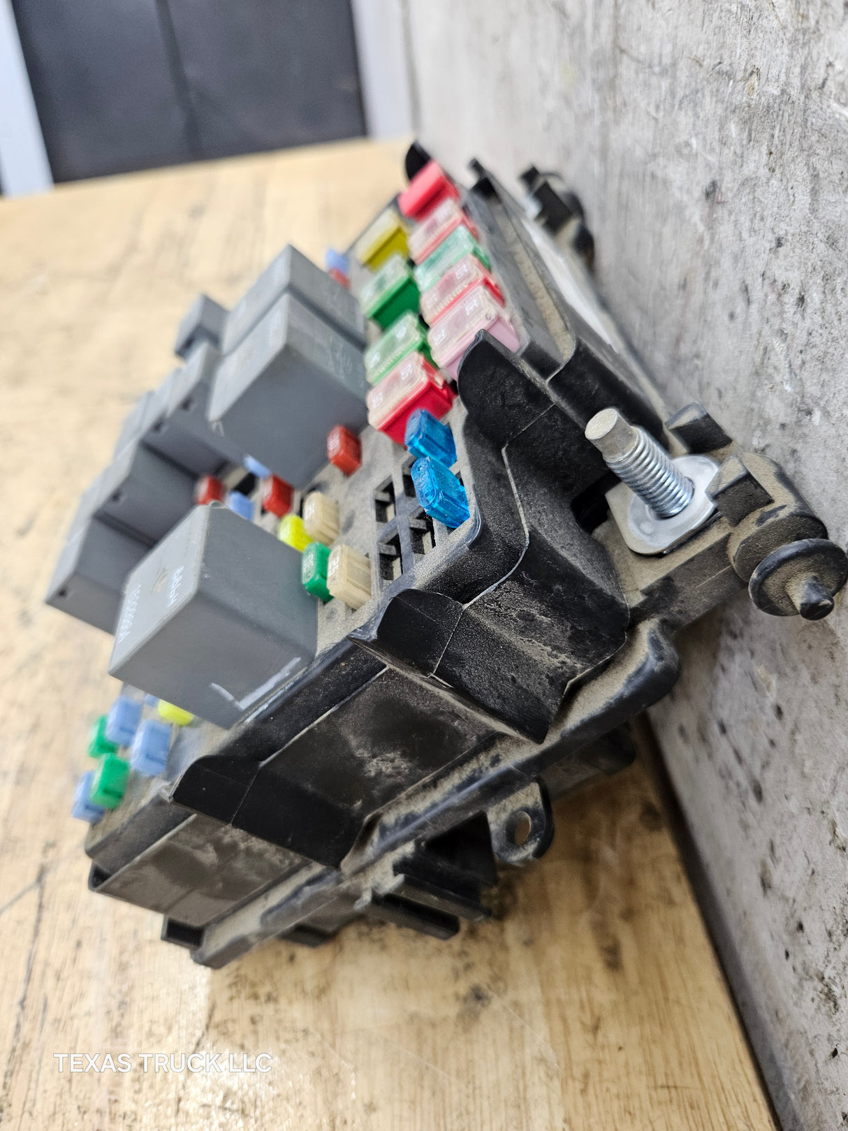 2003-2006 Chevrolet Silverado / GMC Sierra 1500 Engine Bay Fuse Box