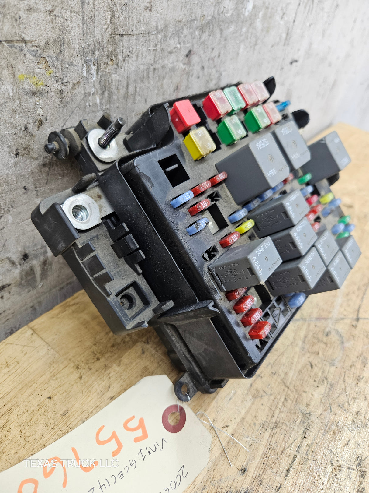 2003-2006 Chevrolet Silverado / GMC Sierra 1500 Engine Bay Fuse Box