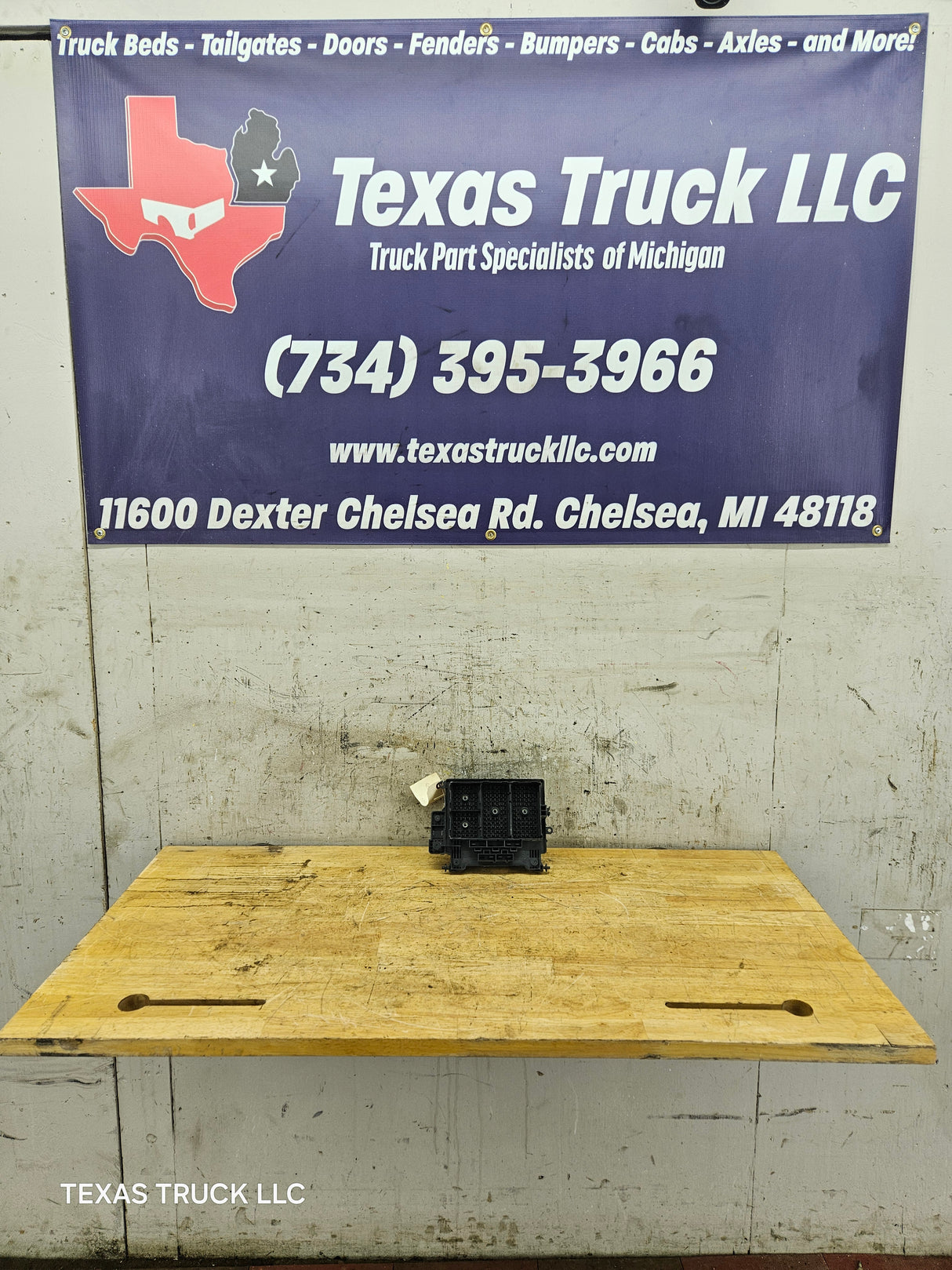 2003-2006 Chevrolet Silverado / GMC Sierra 1500 Engine Bay Fuse Box