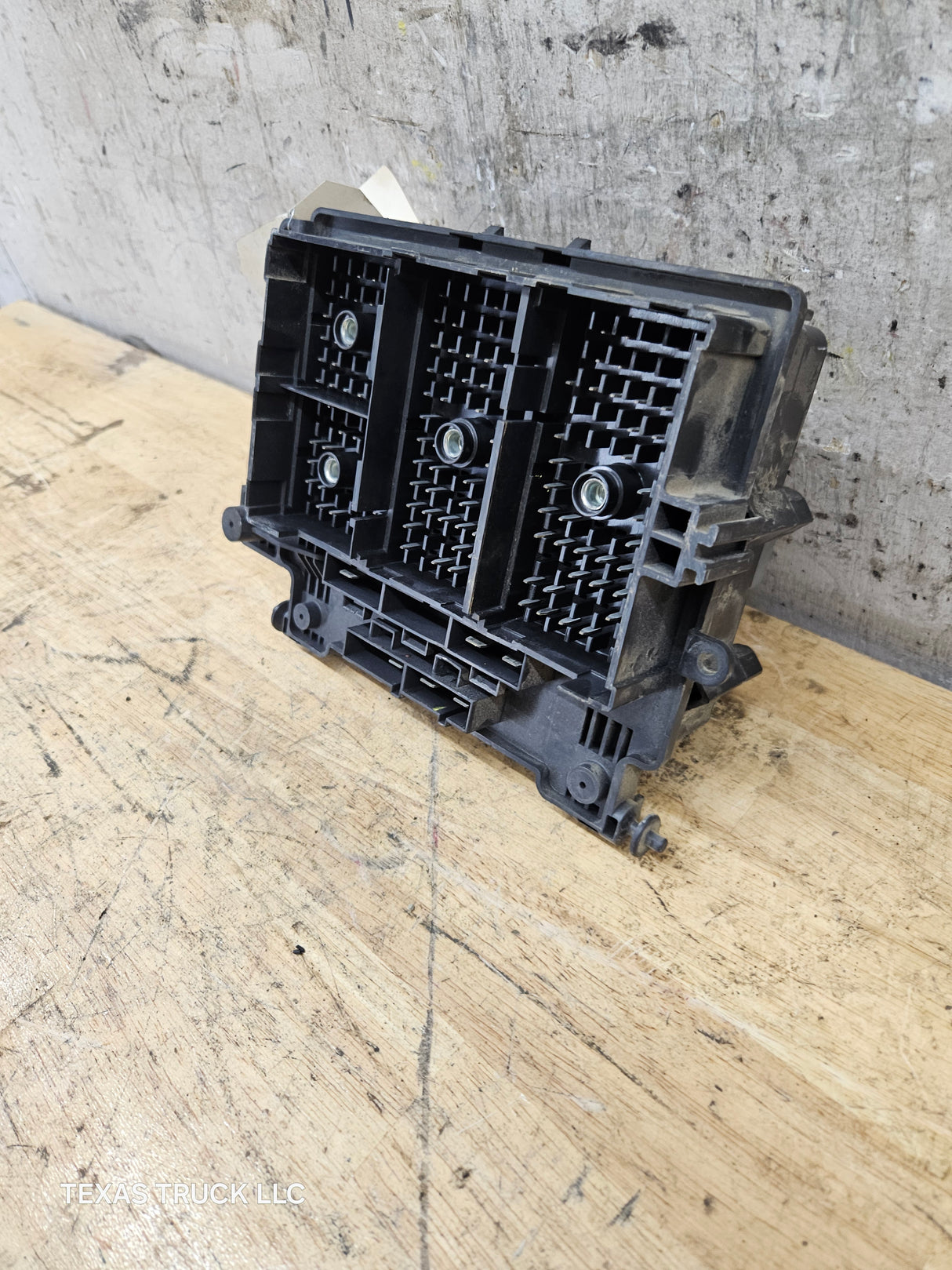 2003-2006 Chevrolet Silverado / GMC Sierra 1500 Engine Bay Fuse Box