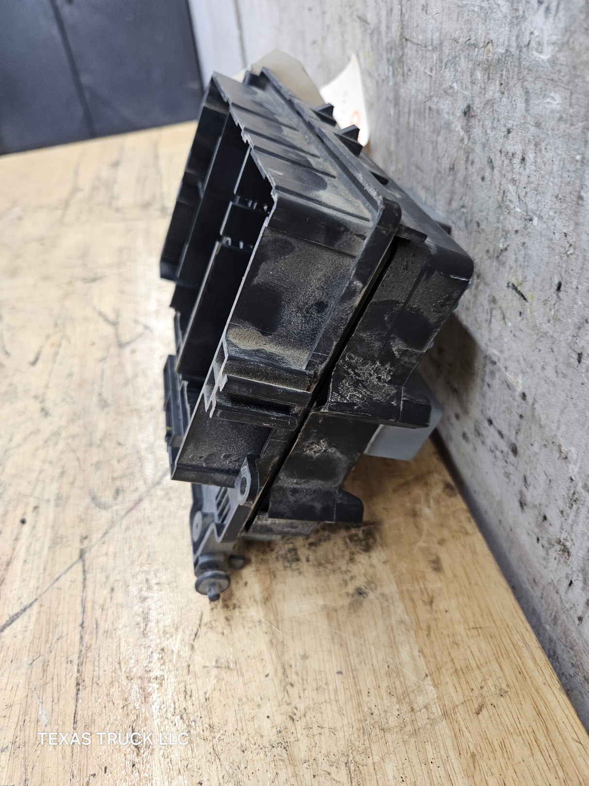 2003-2006 Chevrolet Silverado / GMC Sierra 1500 Engine Bay Fuse Box