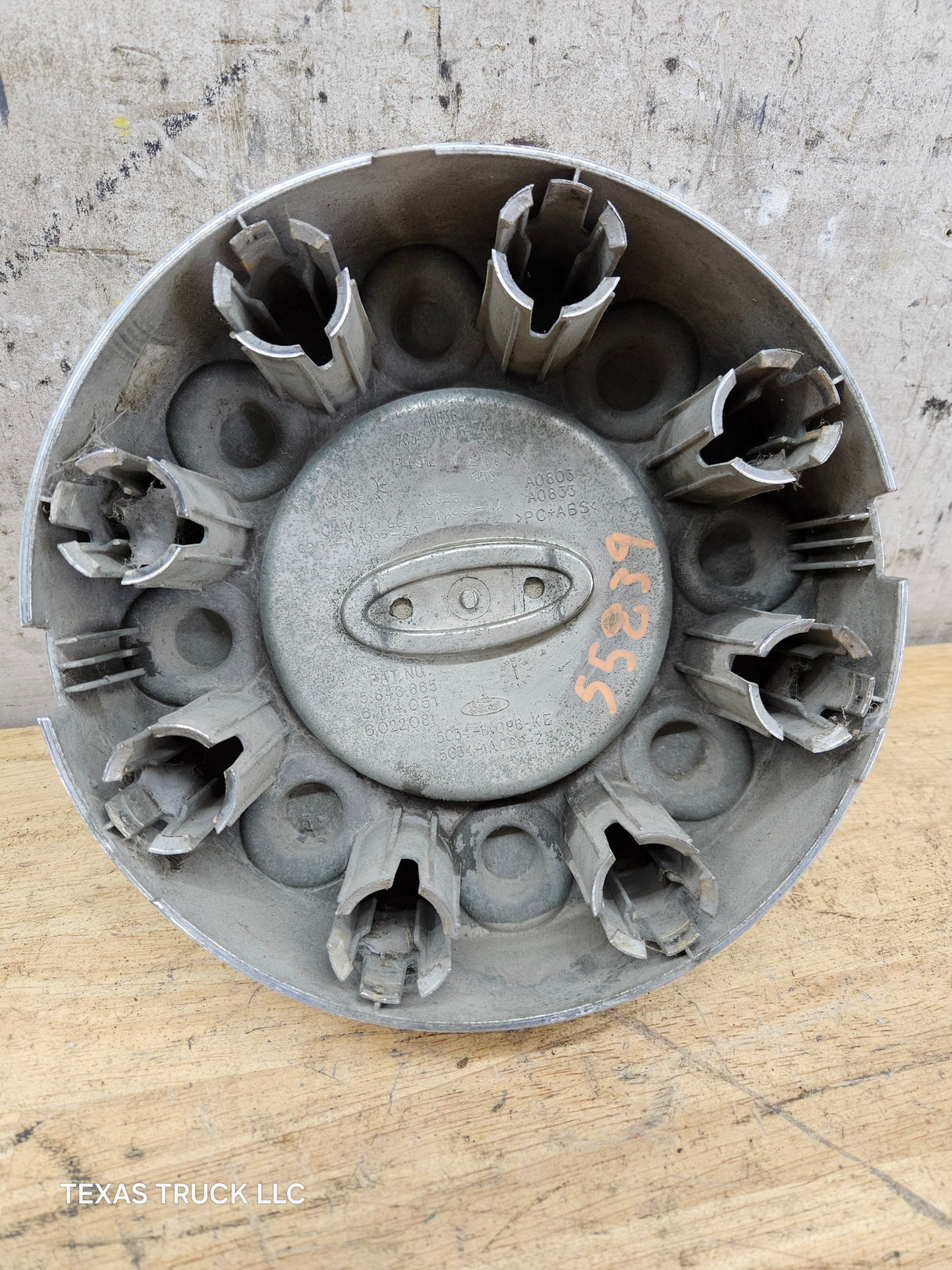 2008-2016 Ford Super Duty F250 F350 Hub Cap Center Cap SINGLE REAR WHEEL 8 LUG 5C34-1A096-KE