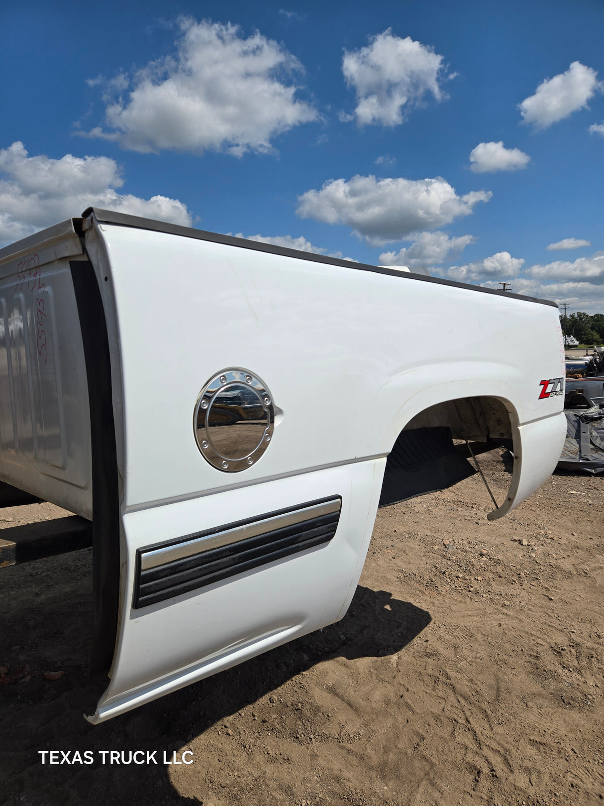 1999-2007 Chevrolet Silverado / GMC Sierra 6' 6" Short Truck Bed - Summit White