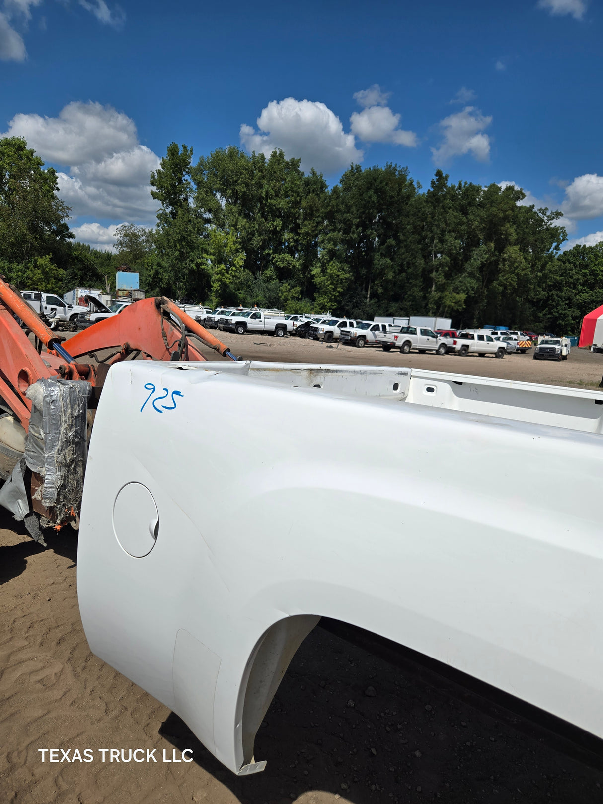 2007-2013 GMC Sierra 1500 2500 3500 HD 6' 6" Short Truck Bed - Summit white