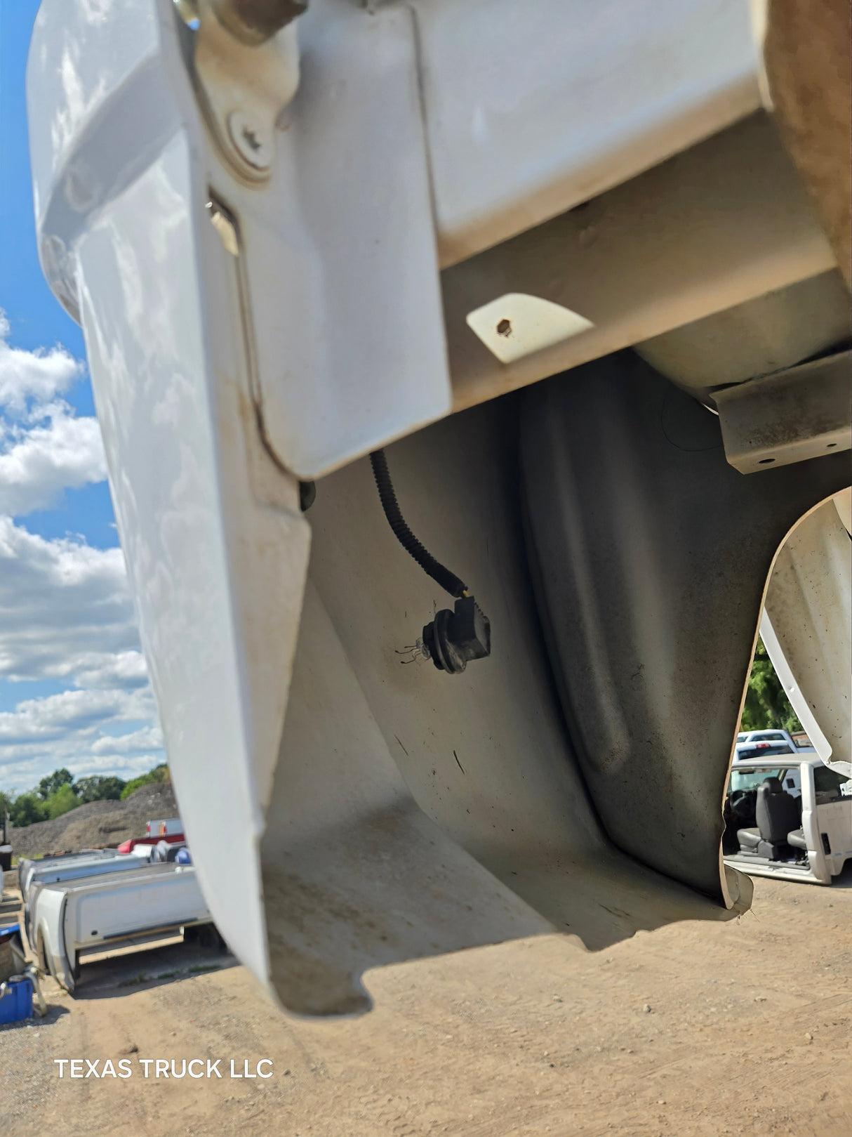 2007-2013 GMC Sierra 1500 2500 3500 HD 6' 6" Short Truck Bed - Summit white