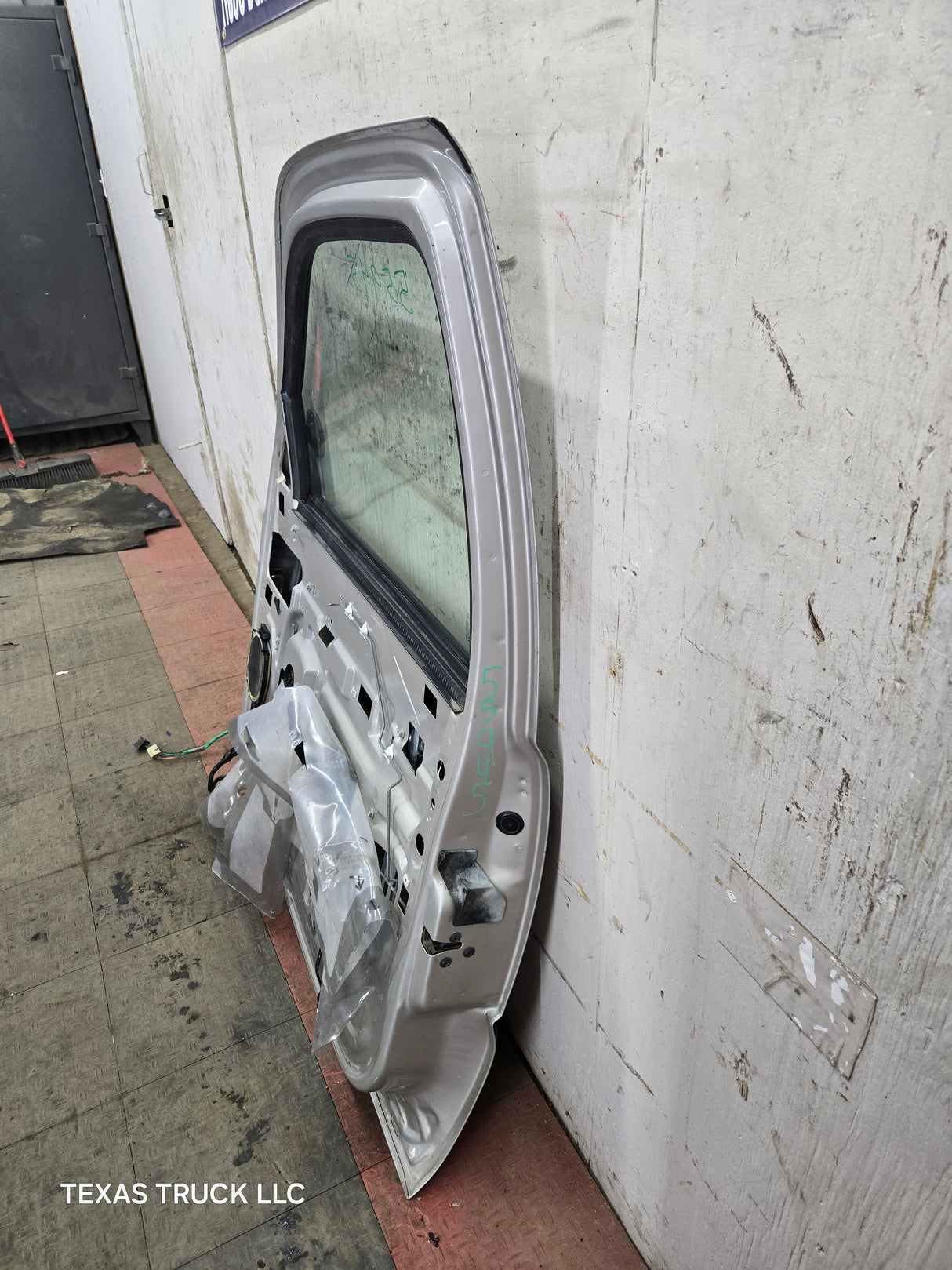 1999-2006 Chevrolet Silverado / GMC Sierra 1500 2500 3500 HD Front Passenger Side Door RH - Pewter/Tan