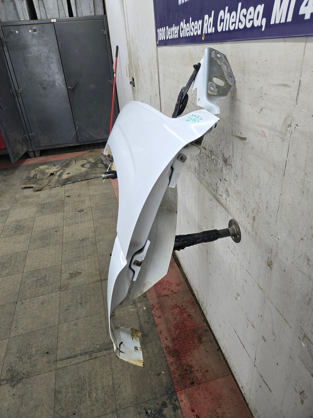 1999-2002 Chevrolet Silverado / Tahoe / Suburban 1500 2500 3500 HD LH Driver Side Front Fender - Summit White