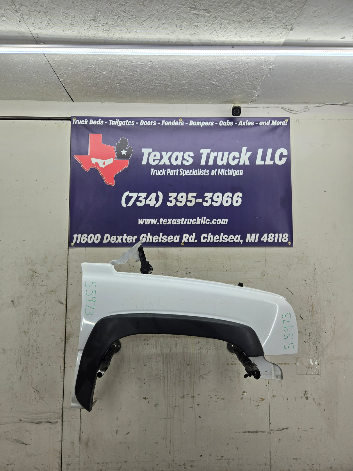 2003-2007 Chevrolet Silverado / Tahoe / Suburban 1500 2500 3500 HD RH Passenger Side "Cateye" Front Fender - Summit White