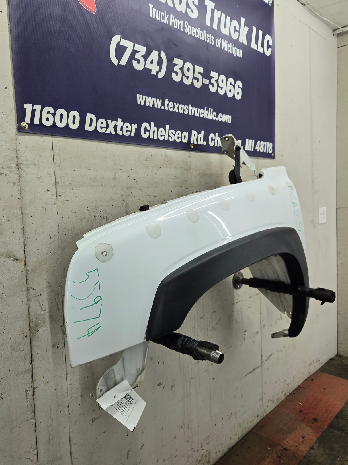 2003-2007 Chevrolet Silverado / Tahoe / Suburban 1500 2500 3500 HD LH Driver Side "Cateye" Front Fender - Summit White