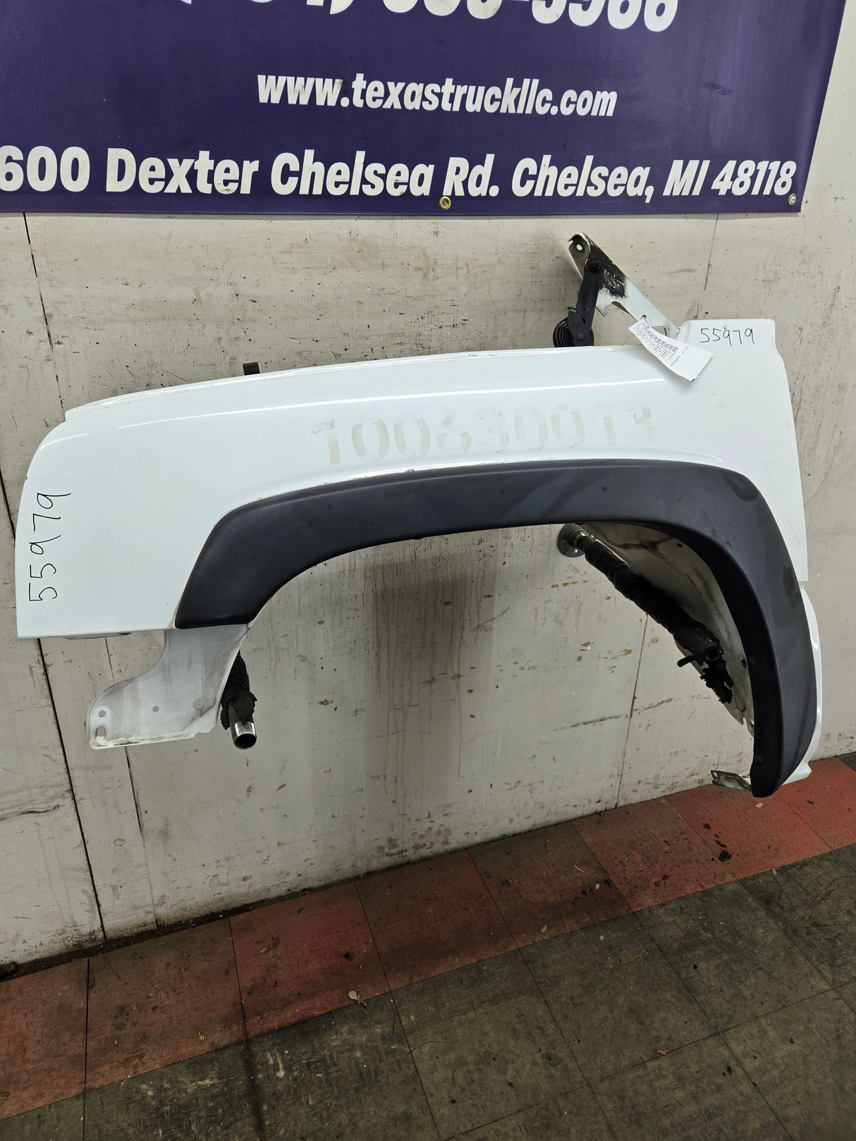 2003-2007 Chevrolet Silverado / Tahoe / Suburban 1500 2500 3500 HD LH Driver Side "Cateye" Front Fender - Summit White