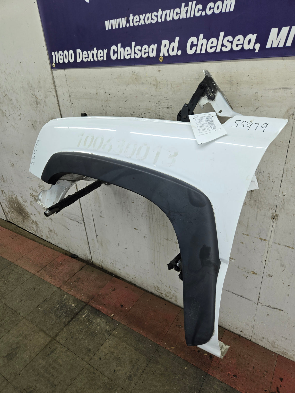 2003-2007 Chevrolet Silverado / Tahoe / Suburban 1500 2500 3500 HD LH Driver Side "Cateye" Front Fender - Summit White