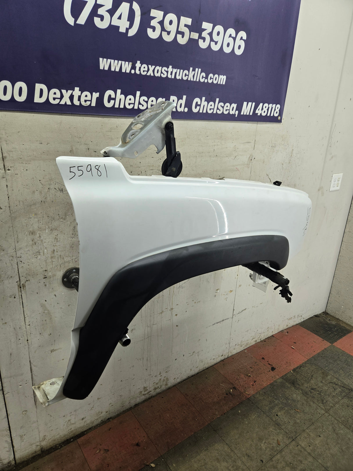 2003-2007 Chevrolet Silverado / Tahoe / Suburban 1500 2500 3500 HD RH Passenger Side "Cateye" Front Fender - Summit White