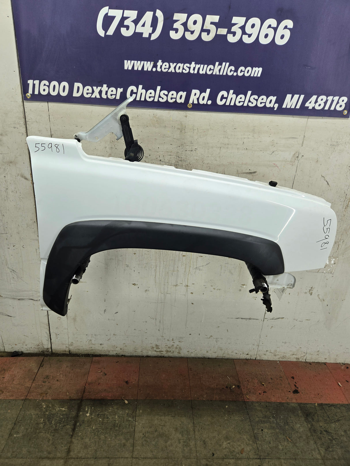 2003-2007 Chevrolet Silverado / Tahoe / Suburban 1500 2500 3500 HD RH Passenger Side "Cateye" Front Fender - Summit White