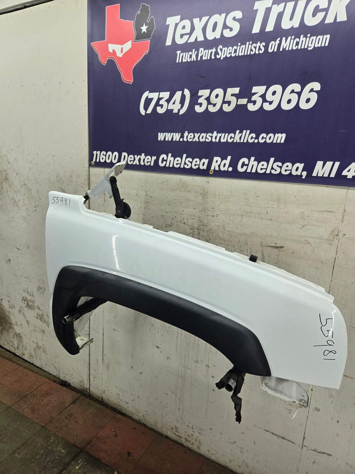 2003-2007 Chevrolet Silverado / Tahoe / Suburban 1500 2500 3500 HD RH Passenger Side "Cateye" Front Fender - Summit White