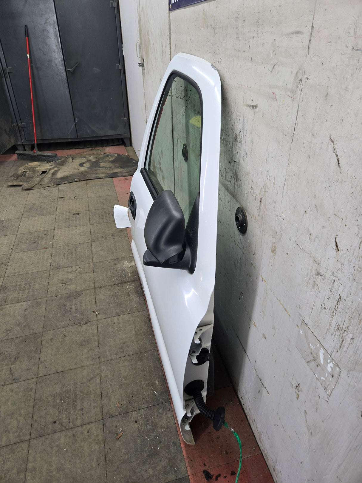 1999-2006 Chevrolet Silverado / GMC Sierra 1500 2500 3500 HD Front Passenger side Door RH - Summit White