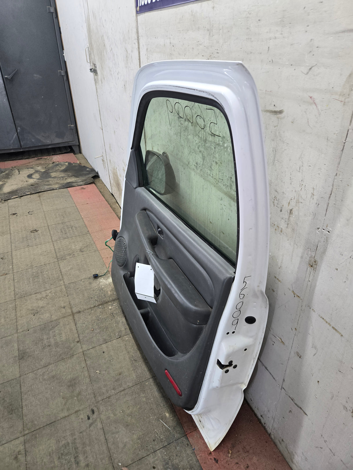 1999-2006 Chevrolet Silverado / GMC Sierra 1500 2500 3500 HD Front Passenger side Door RH - Summit White