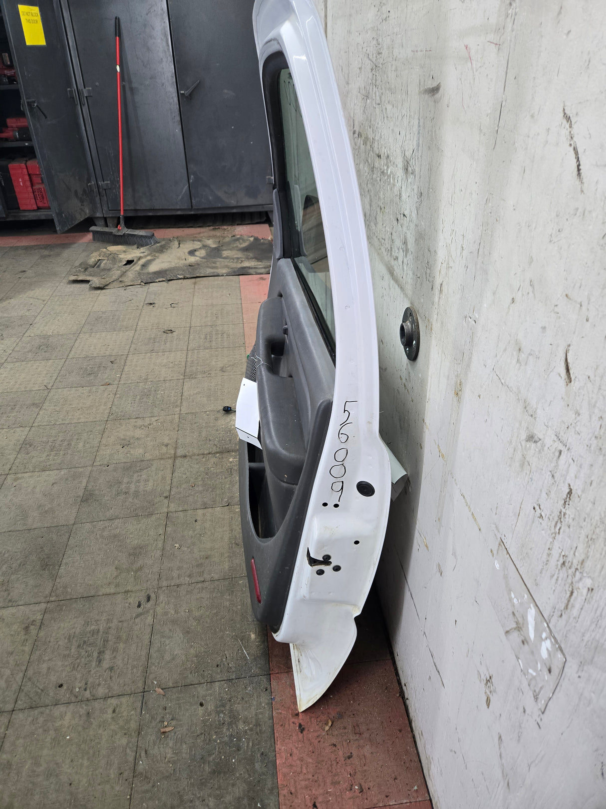 1999-2006 Chevrolet Silverado / GMC Sierra 1500 2500 3500 HD Front Passenger side Door RH - Summit White