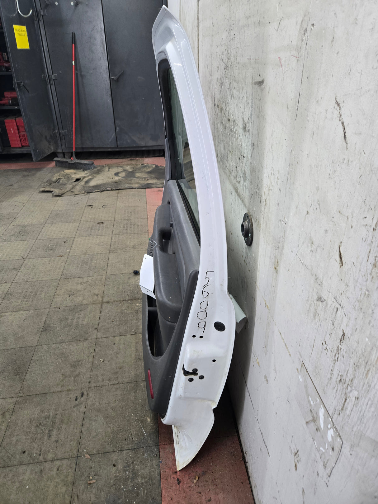 1999-2006 Chevrolet Silverado / GMC Sierra 1500 2500 3500 HD Front Passenger side Door RH - Summit White