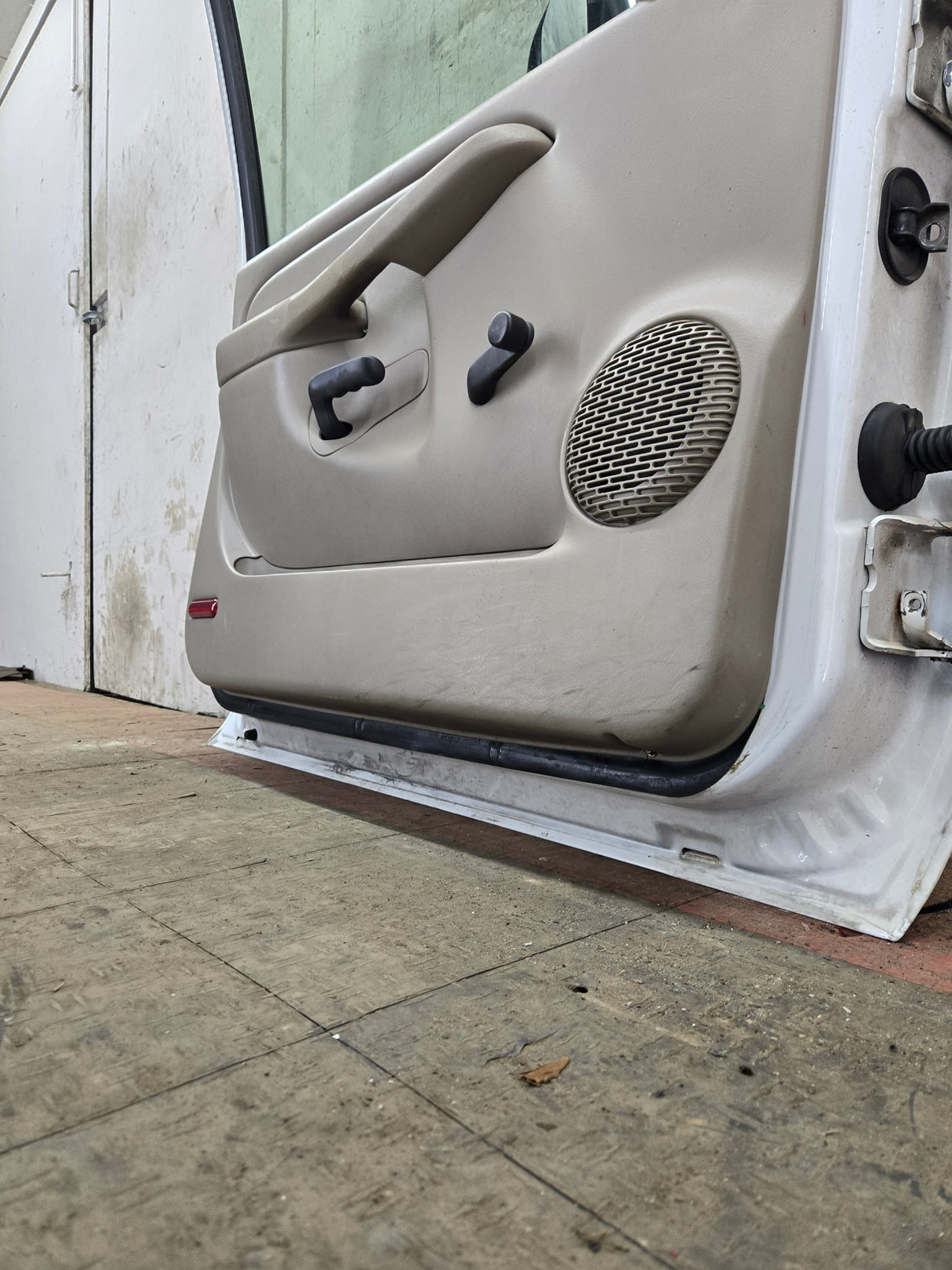 1999-2006 Chevrolet Silverado / GMC Sierra 1500 2500 3500 HD Front Driver Side Door LH
