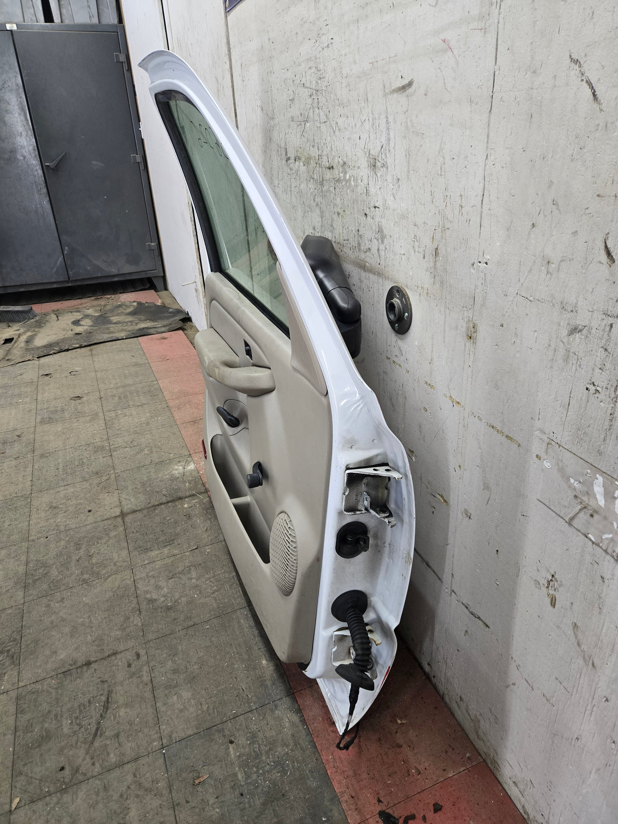 1999-2006 Chevrolet Silverado / GMC Sierra 1500 2500 3500 HD Front Driver Side Door LH