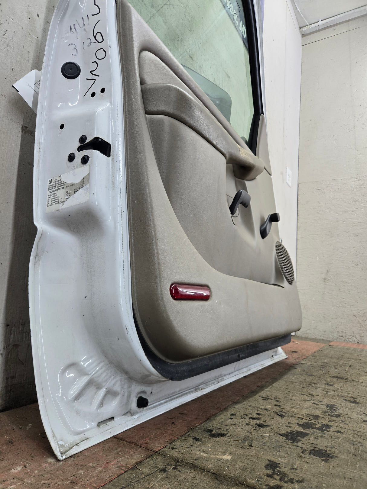 1999-2006 Chevrolet Silverado / GMC Sierra 1500 2500 3500 HD Front Driver Side Door LH