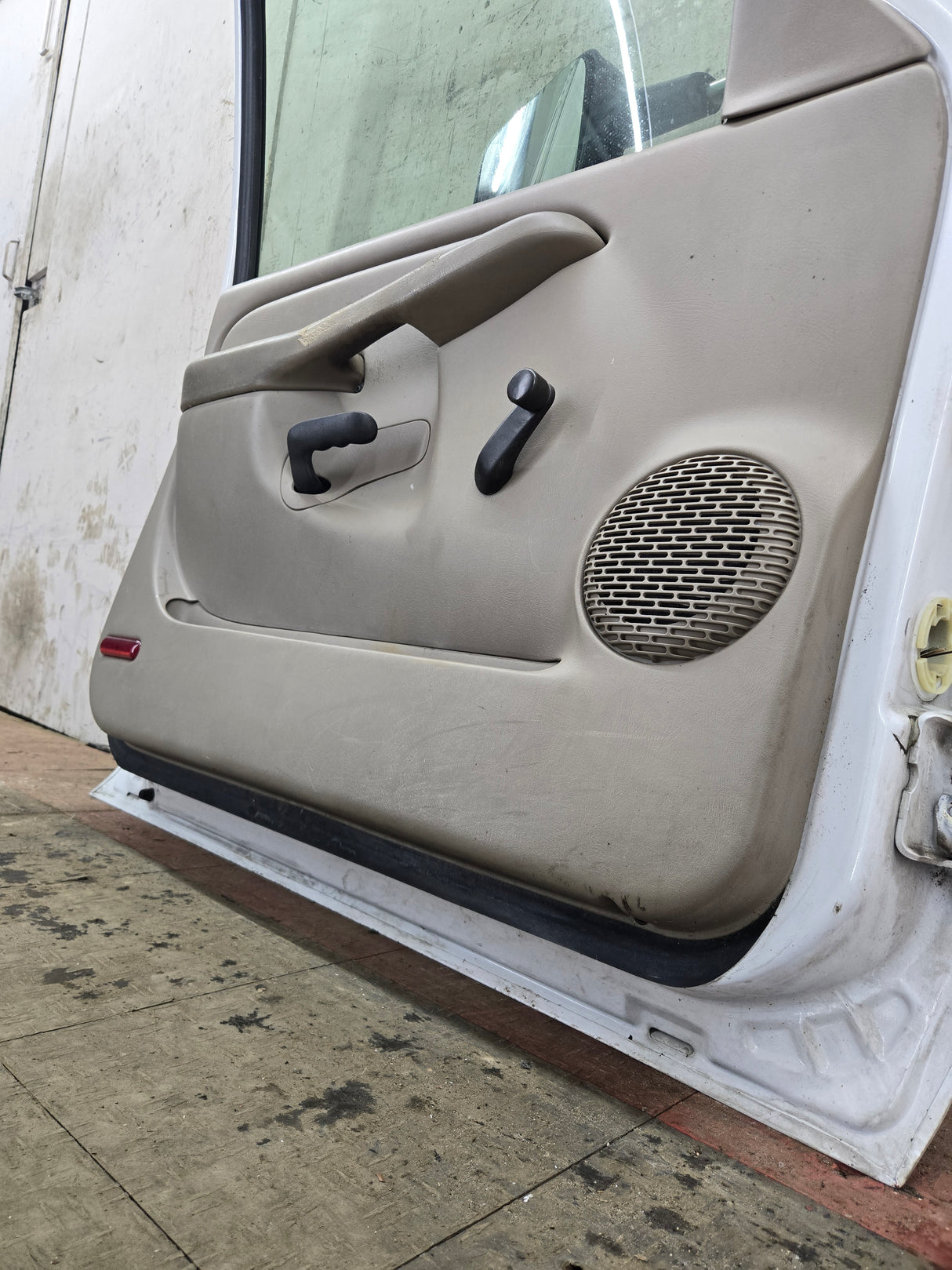 1999-2006 Chevrolet Silverado / GMC Sierra 1500 2500 3500 HD Front Driver Side Door LH