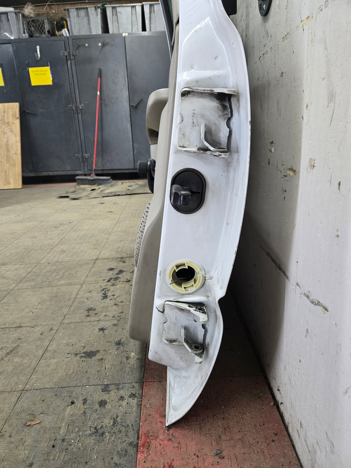 1999-2006 Chevrolet Silverado / GMC Sierra 1500 2500 3500 HD Front Driver Side Door LH