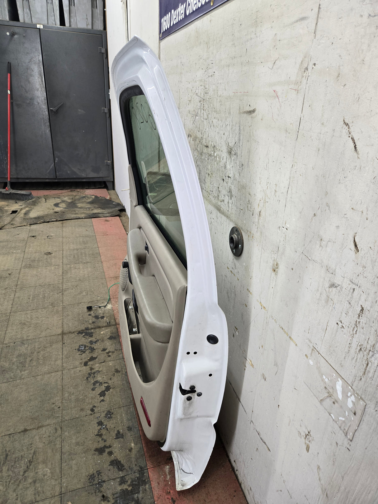 1999-2006 Chevrolet Silverado / GMC Sierra 1500 2500 3500 HD Front Passenger side Door RH