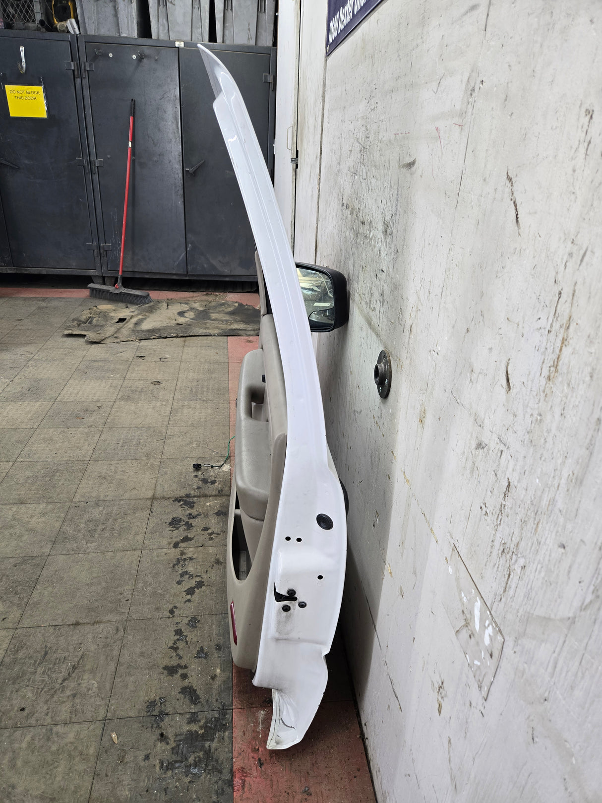 1999-2006 Chevrolet Silverado / GMC Sierra 1500 2500 3500 HD Front Passenger side Door RH