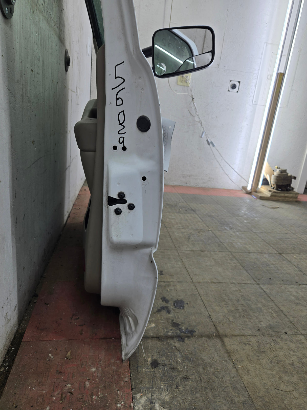 1999-2006 Chevrolet Silverado / GMC Sierra 1500 2500 3500 HD Front Passenger side Door RH - Summit White