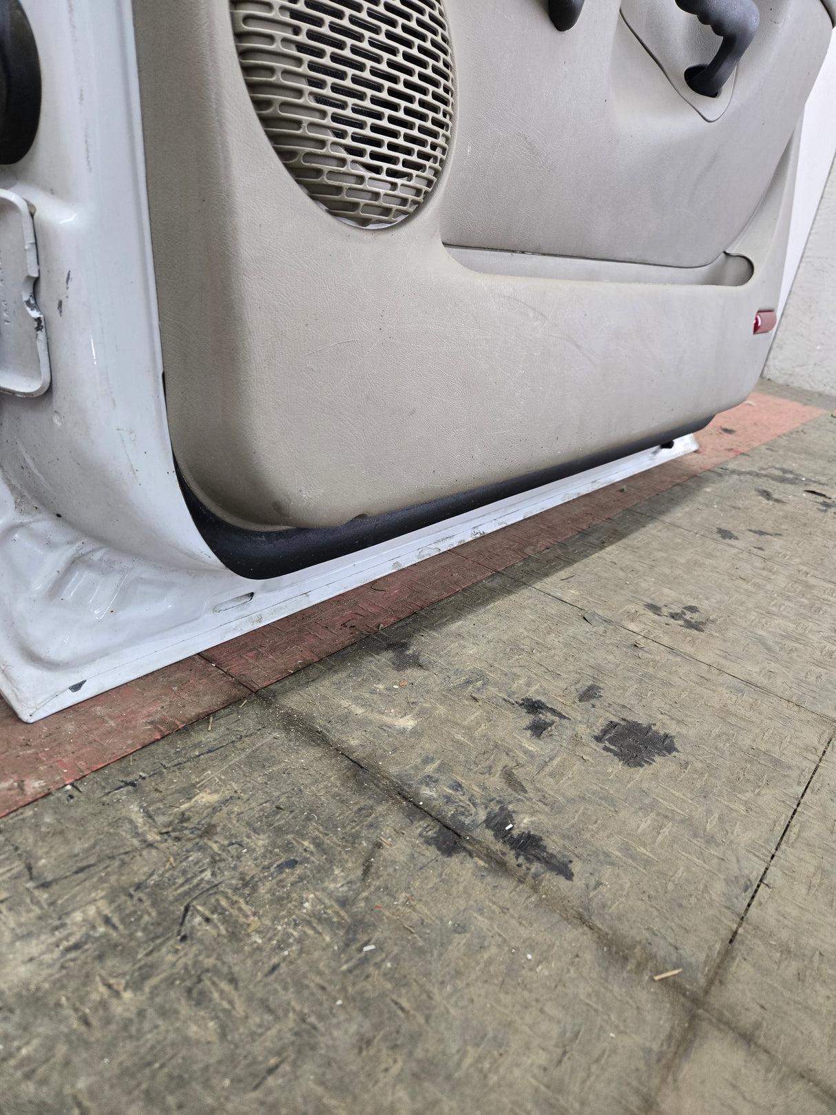 1999-2006 Chevrolet Silverado / GMC Sierra 1500 2500 3500 HD Front Passenger side Door RH - Summit White