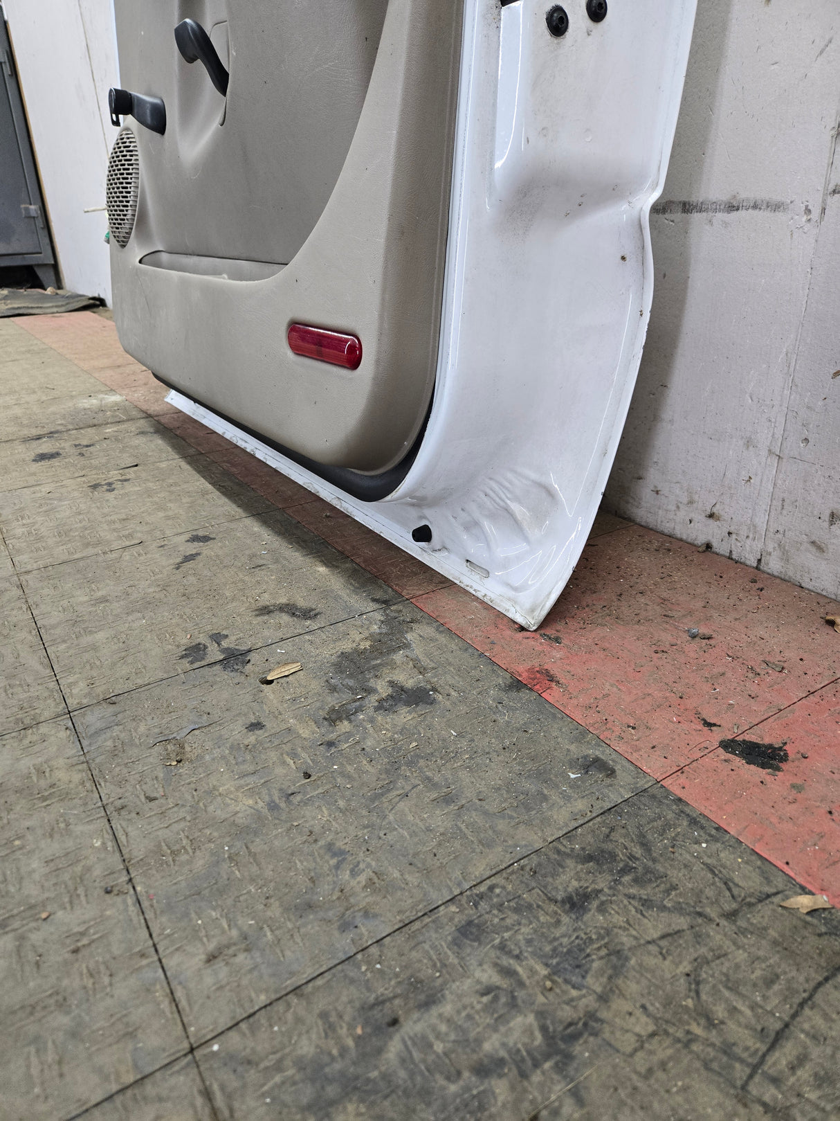 1999-2006 Chevrolet Silverado / GMC Sierra 1500 2500 3500 HD Front Passenger side Door RH - Summit White
