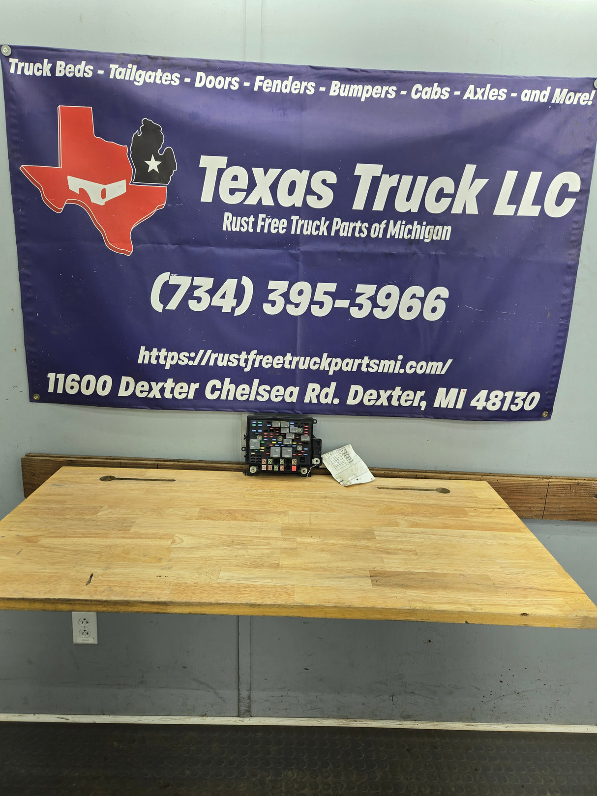 2003-2006 Chevrolet Silverado / GMC Sierra 1500 Engine Bay Fuse Box