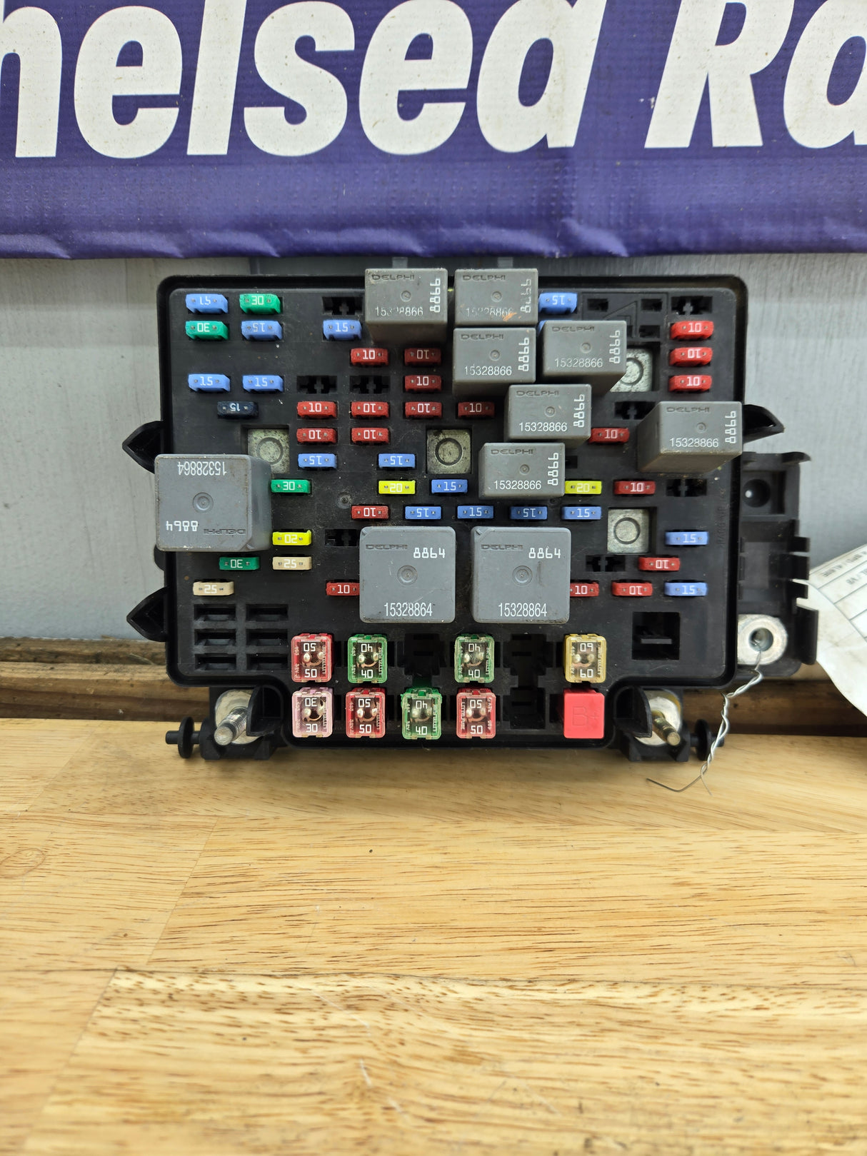 2003-2006 Chevrolet Silverado / GMC Sierra 1500 Engine Bay Fuse Box