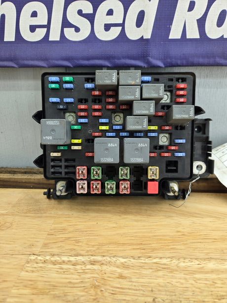 2003-2006 Chevrolet Silverado / GMC Sierra 1500 Engine Bay Fuse Box