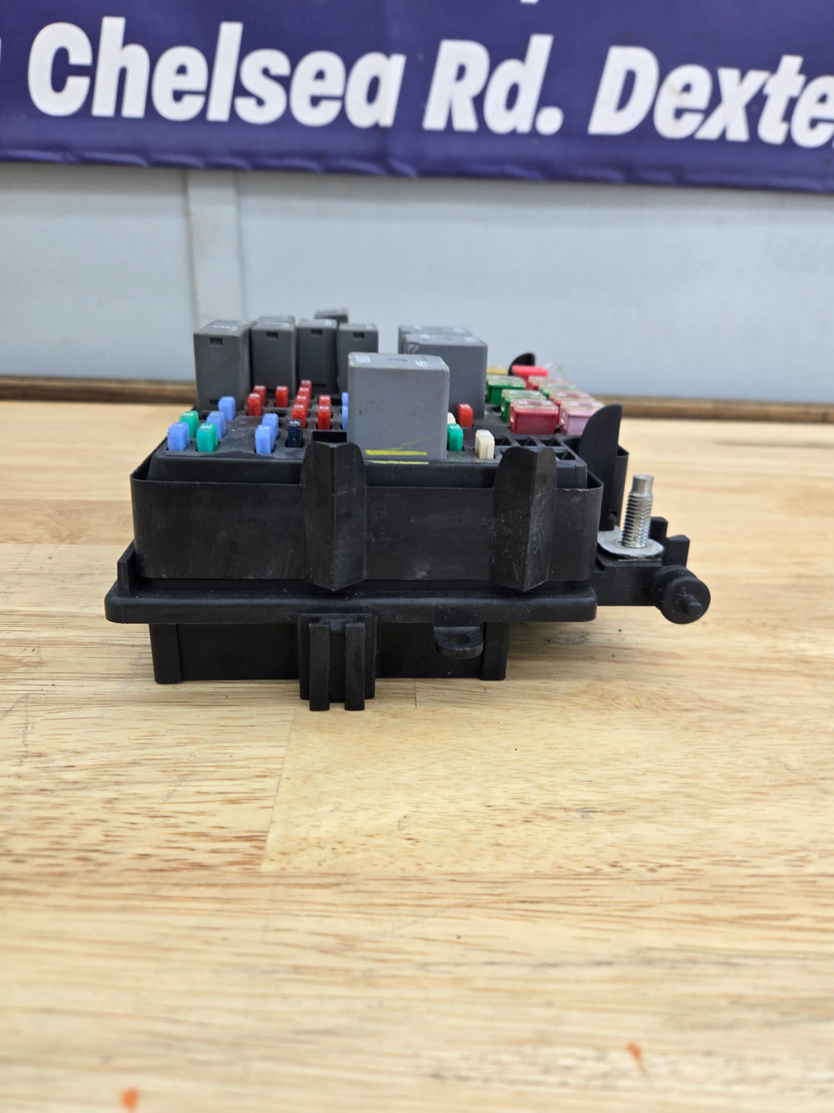 2003-2006 Chevrolet Silverado / GMC Sierra 1500 Engine Bay Fuse Box