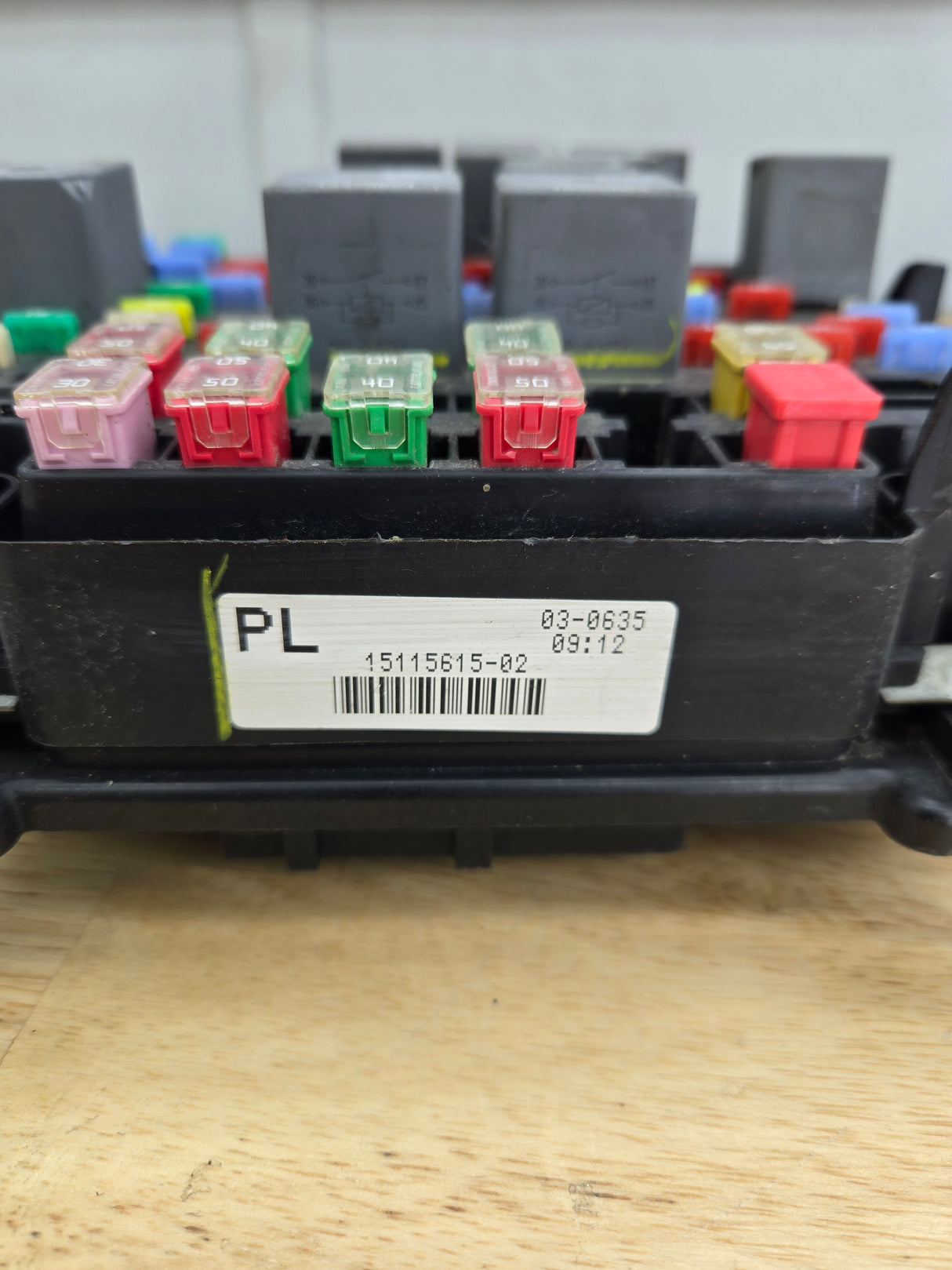 2003-2006 Chevrolet Silverado / GMC Sierra 1500 Engine Bay Fuse Box