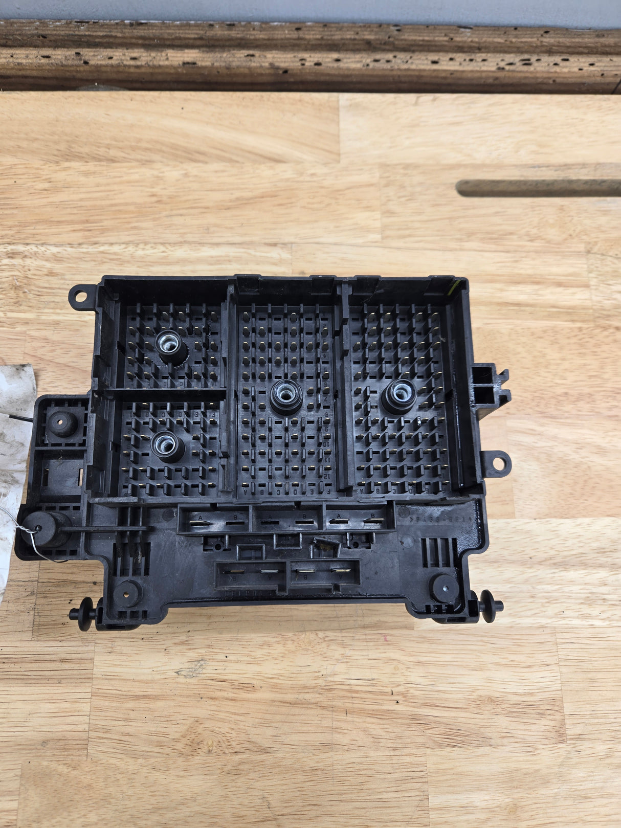 2003-2006 Chevrolet Silverado / GMC Sierra 1500 Engine Bay Fuse Box